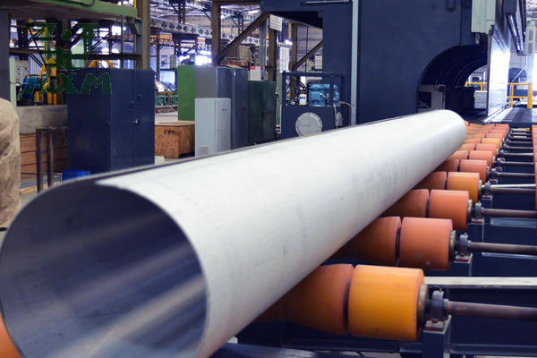 Stainless steel seamless tube vs welded tube comparison showing manufacturing structure pressure resistance cost and industrial applications